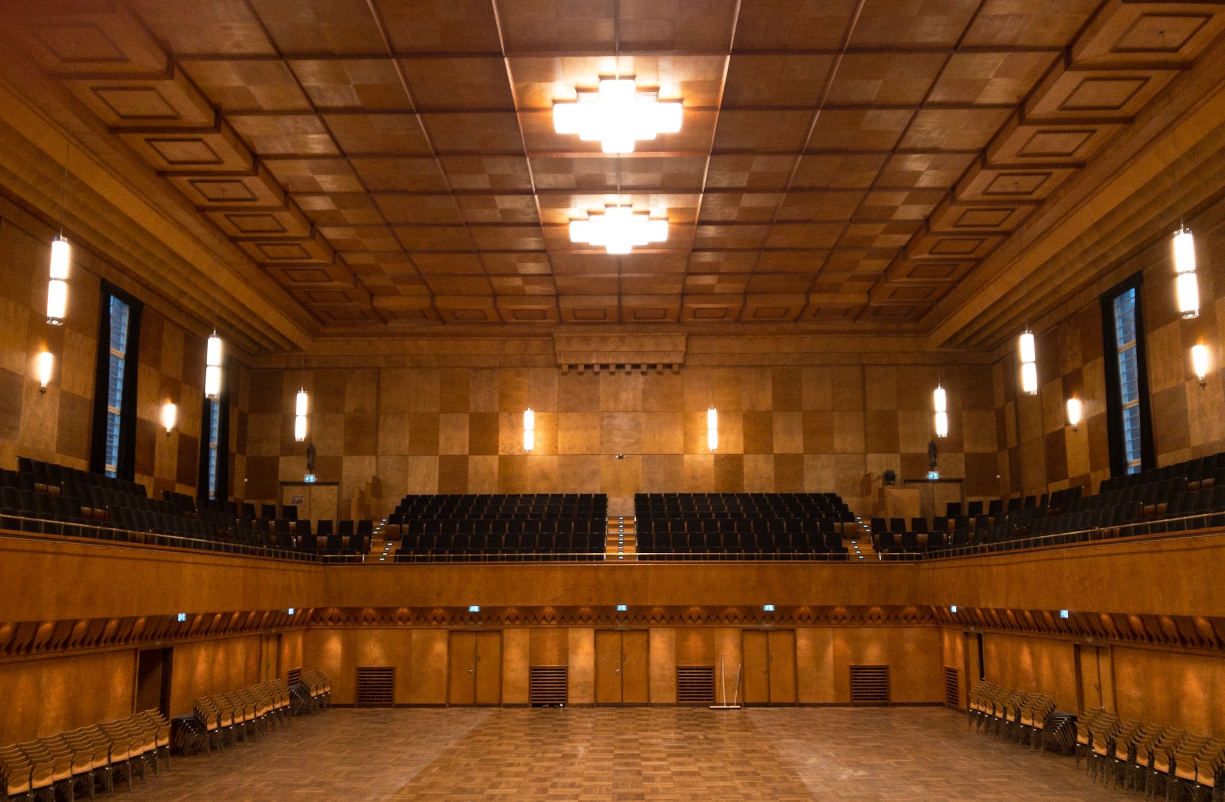 Erneuerung der Beleuchtung und Sicherheitsbeleuchtung im Großen Saal des Deutschen Hauses Flensburg