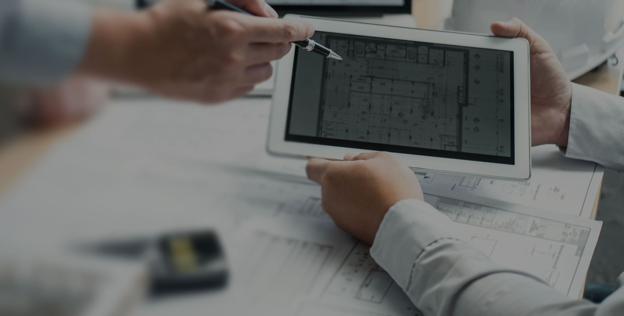 Ingenieur betrachtet technischen Bauplan für Elektrofachplanung auf einem Tablet